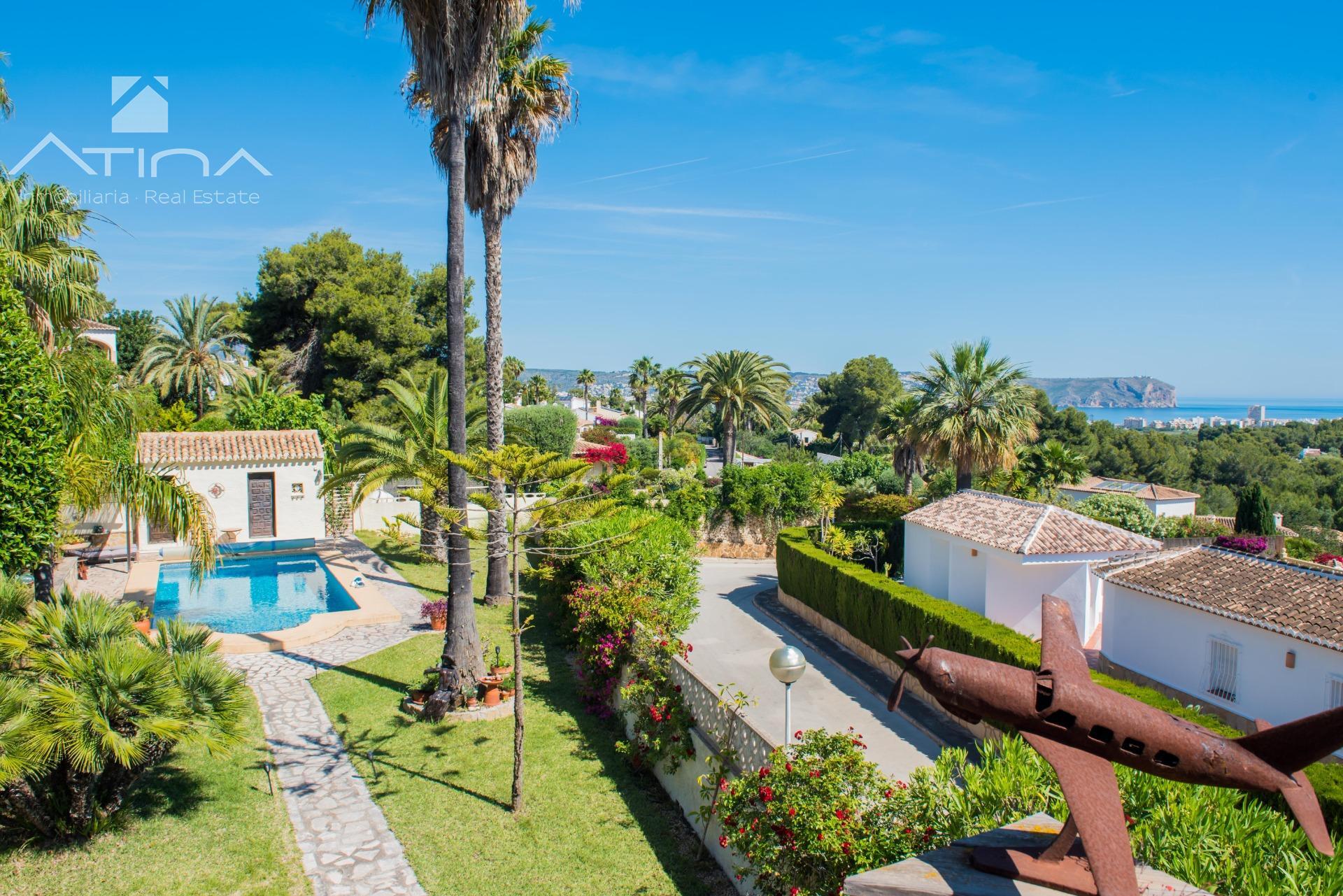 Villa con vistas al mar y doble parcela en Jávea en zona Cap Marti: privacidad