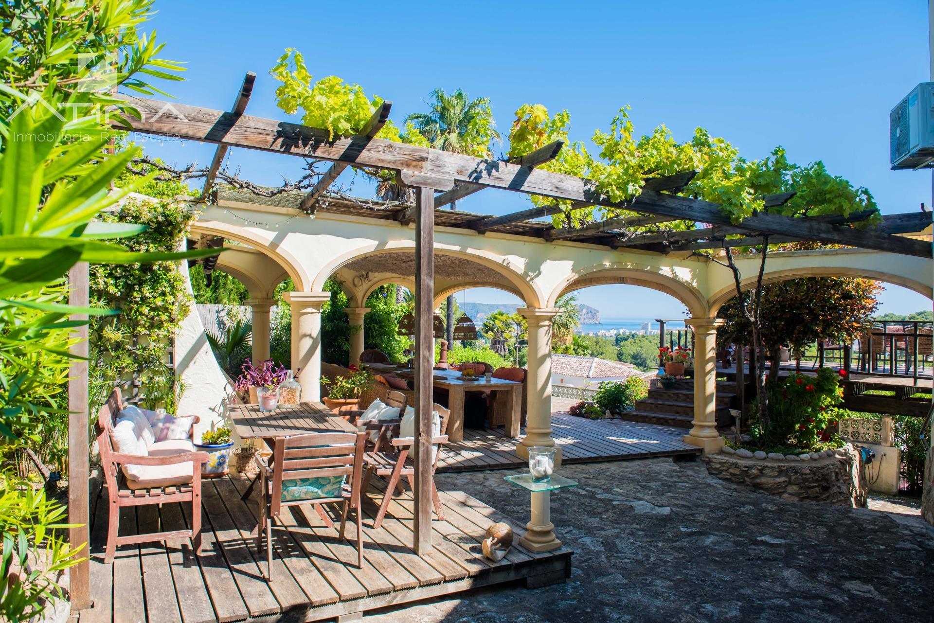 Villa con vistas al mar y doble parcela en Jávea en zona Cap Marti: privacidad