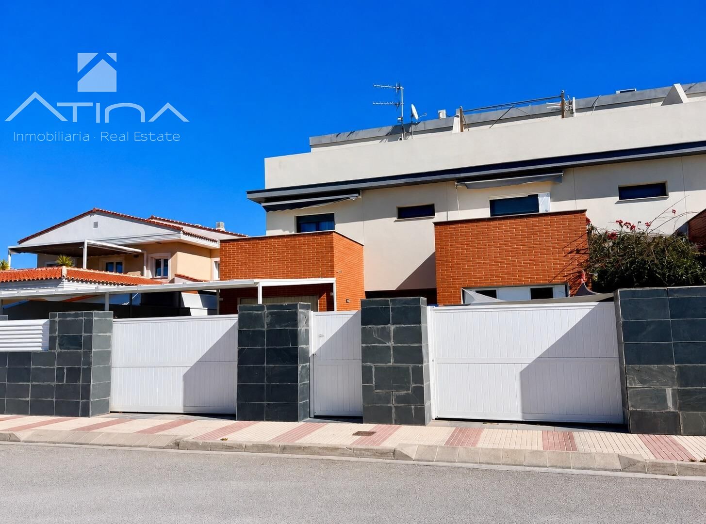 Exclusivo chalet pareado en venta en Playa de Daimús