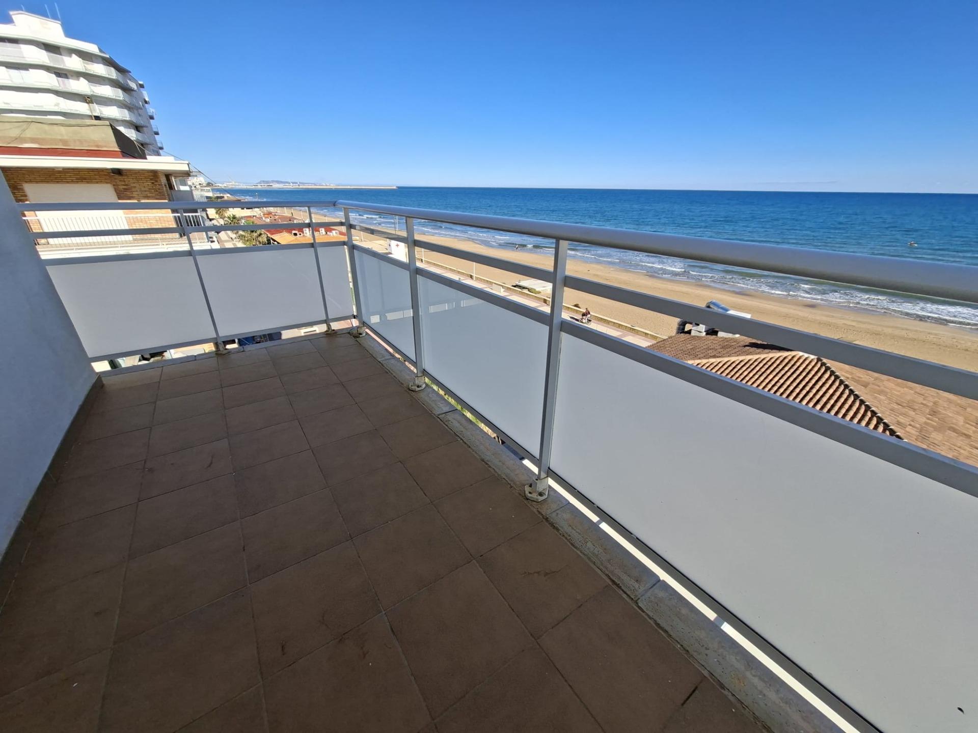 Apartamento ubicado en primera línea playa Daimús
