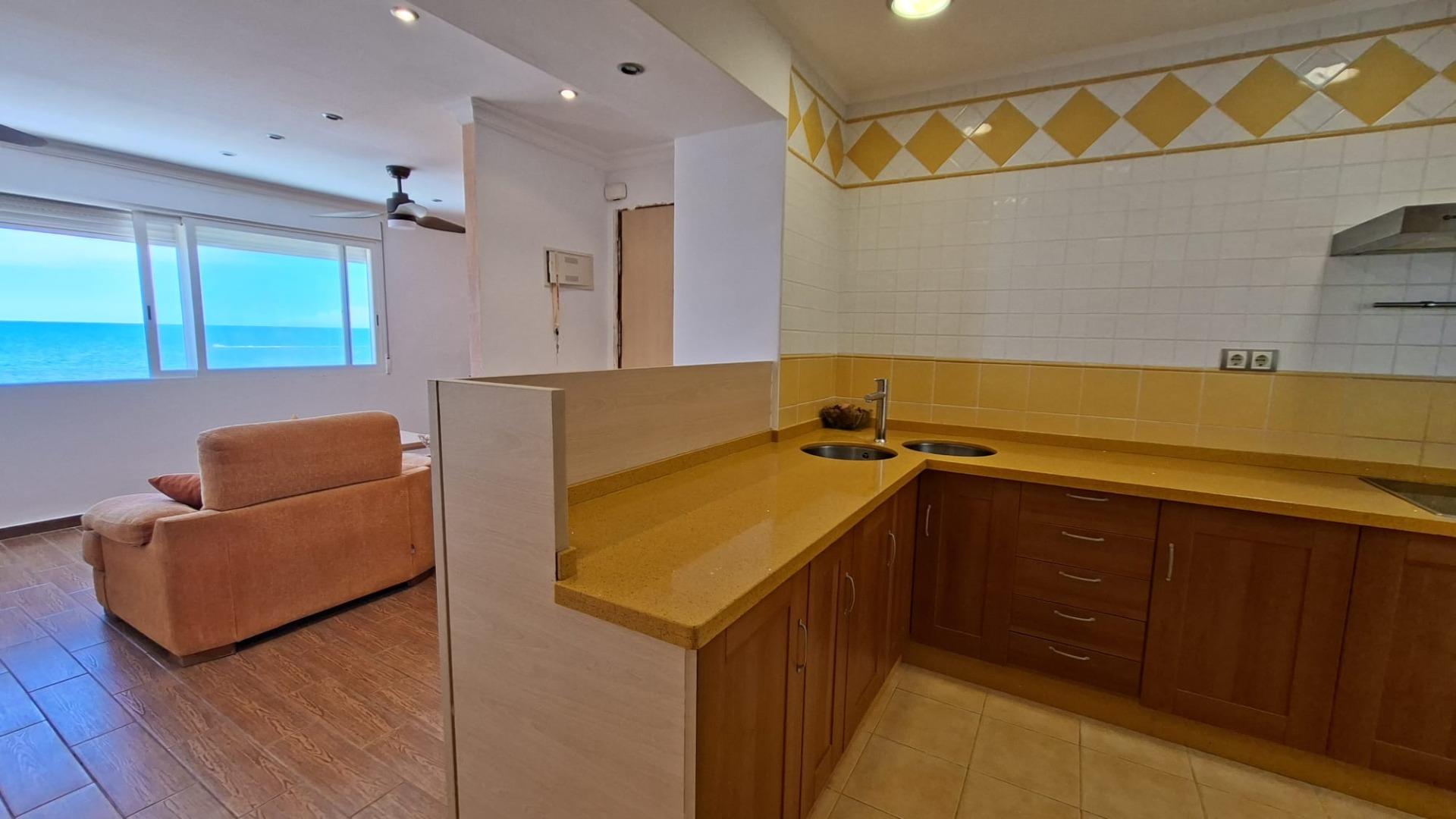 Apartamento ubicado en primera línea playa Daimús