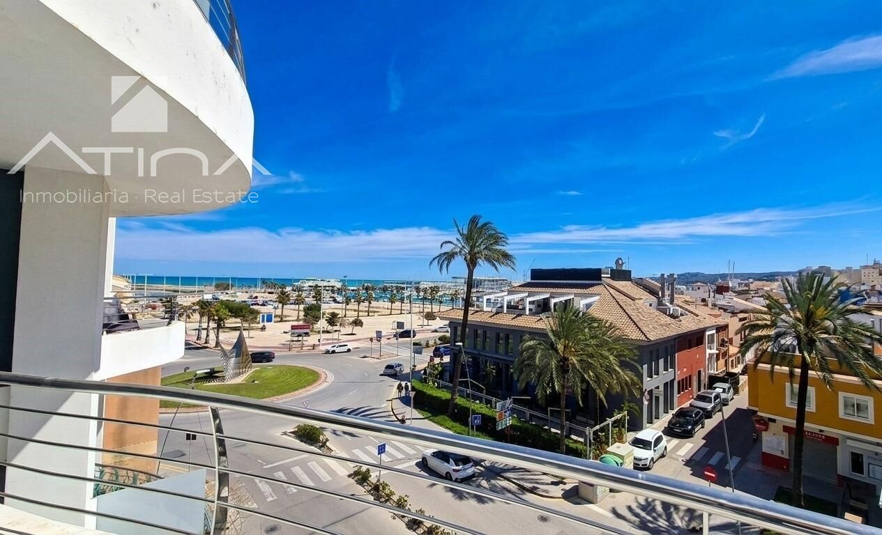 Exclusivo apartamento en primera línea del puerto de Denia con vistas al mar