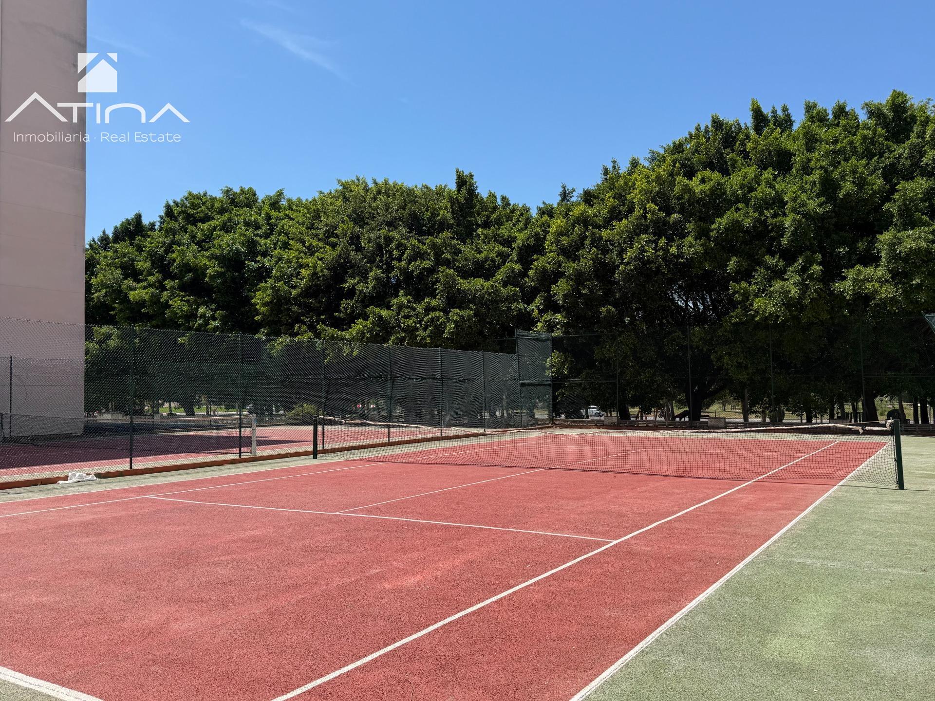 Apartamento con piscina y garaje en Playa de Gandía