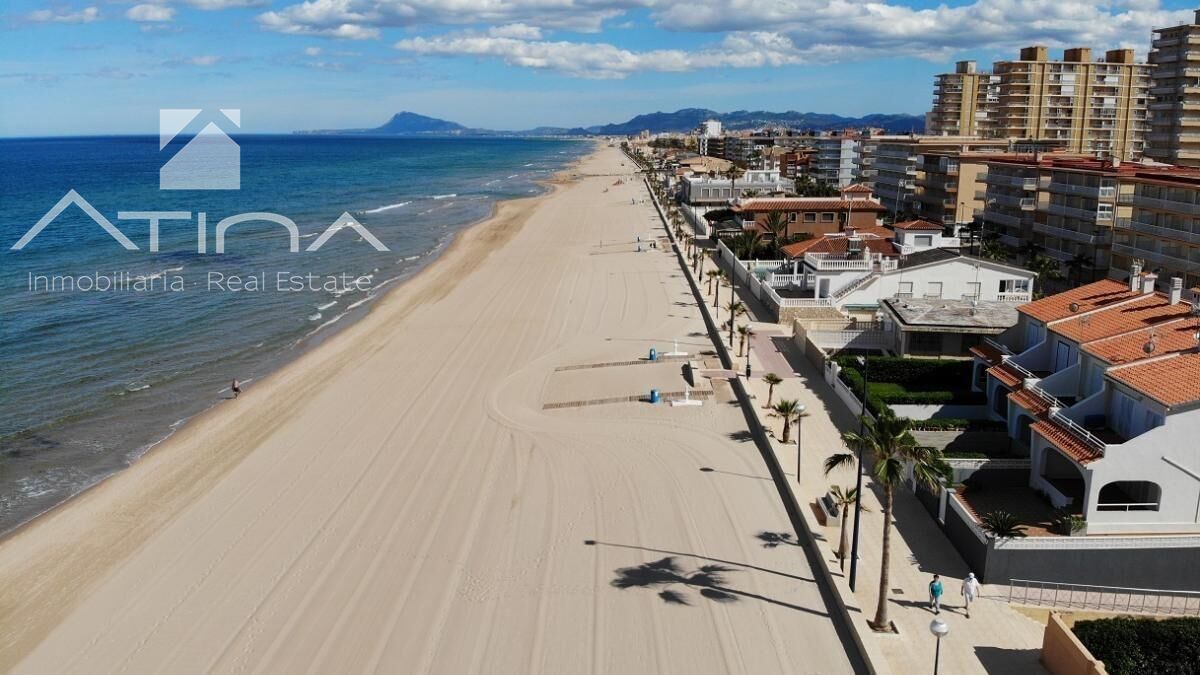 Adosado en la playa de Miramar a solo 150 metros del mar
