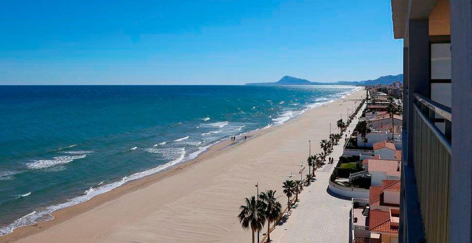 terraza y a solo 100 metros de la playa.
