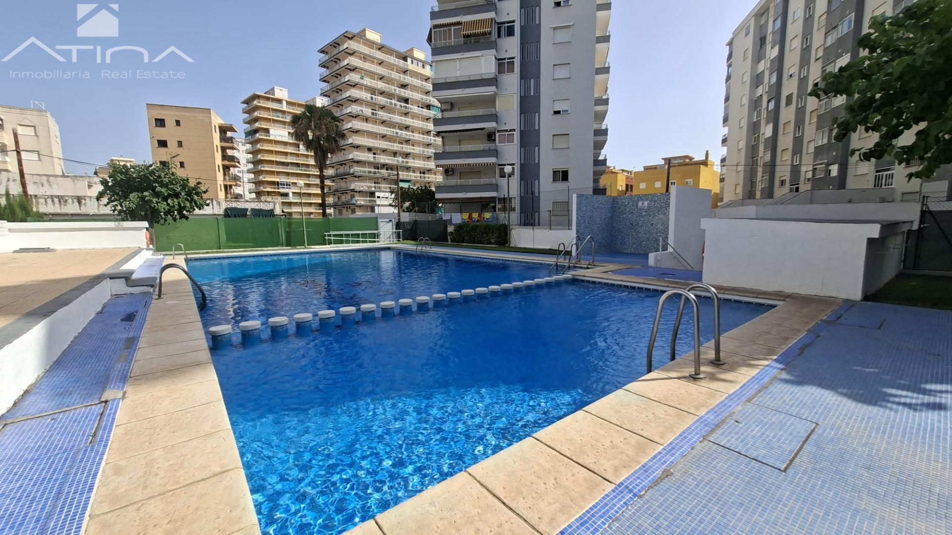 terraza y a solo 100 metros de la playa.