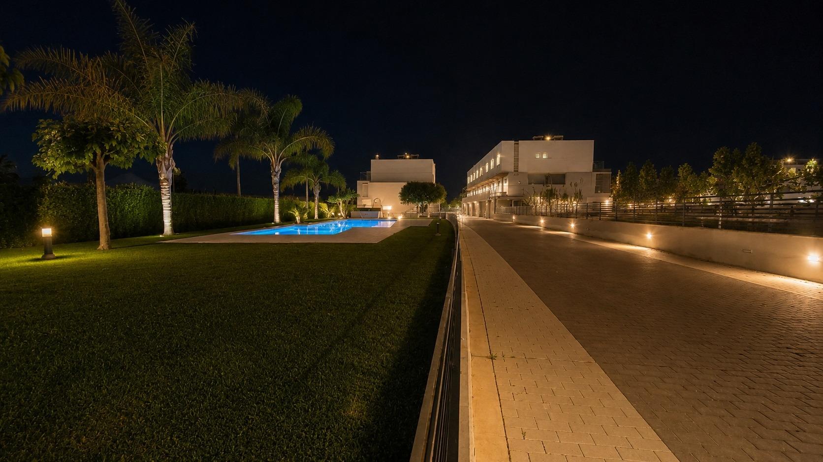 Tu vivienda junto al mar en playa Daimús: obra nueva con jardín privado y acabados premium.