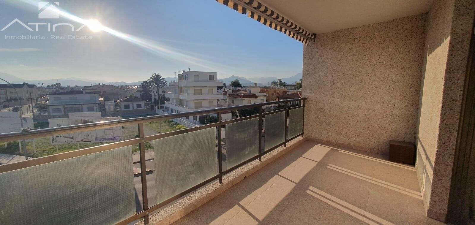 Precioso apartamento con dos amplias terrazas situado en cuarta linea playa Daimús