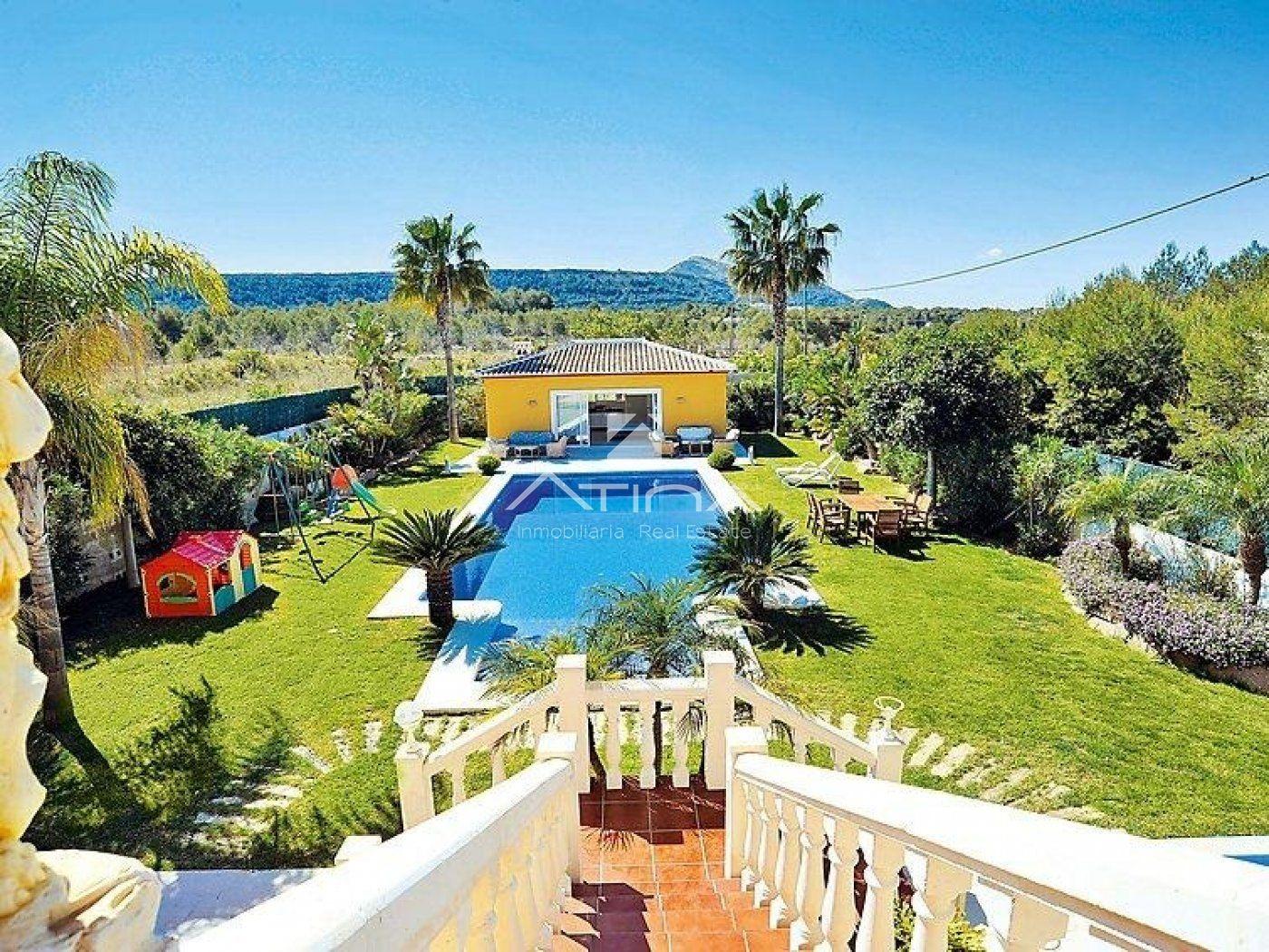 Villa de Lujo en Jávea con Privacidad y Gran Potencial