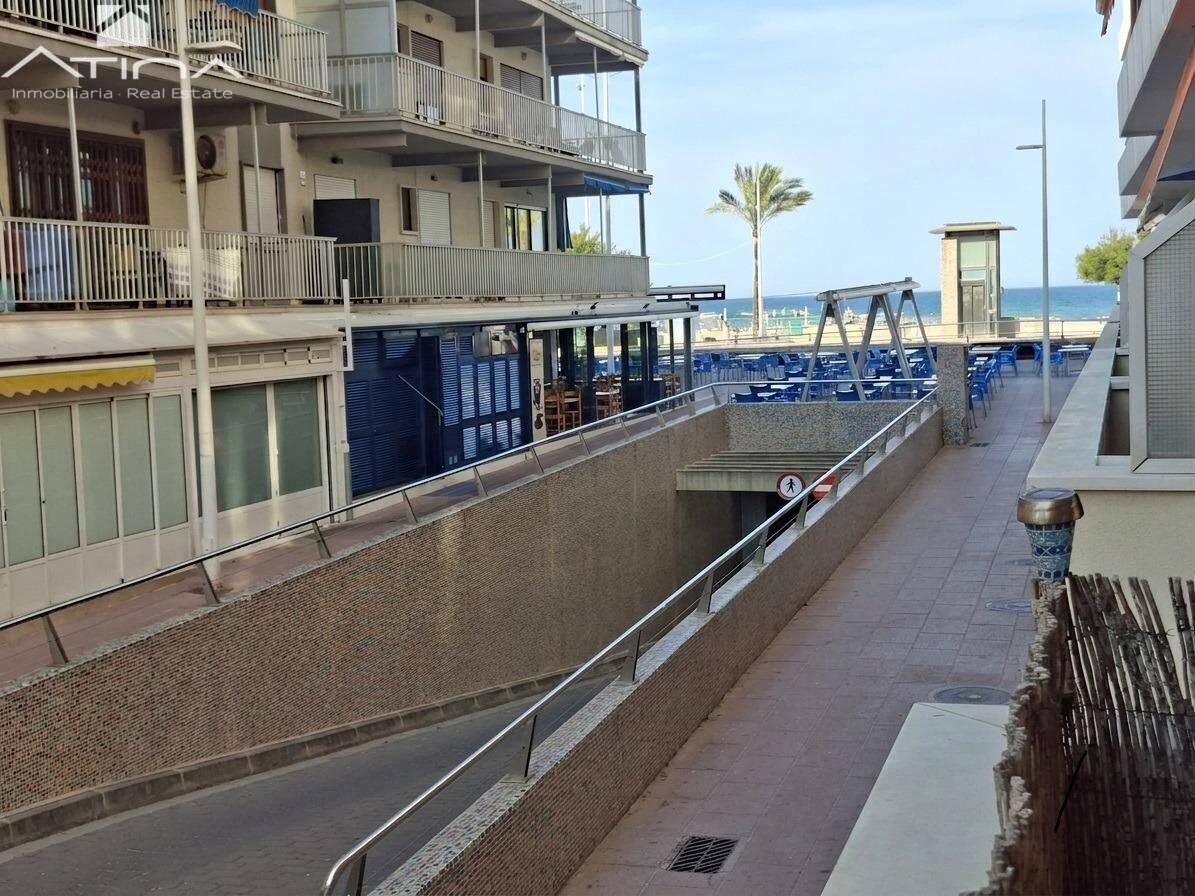 Apartamento en primera línea de Playa de Gandía con vistas al mar