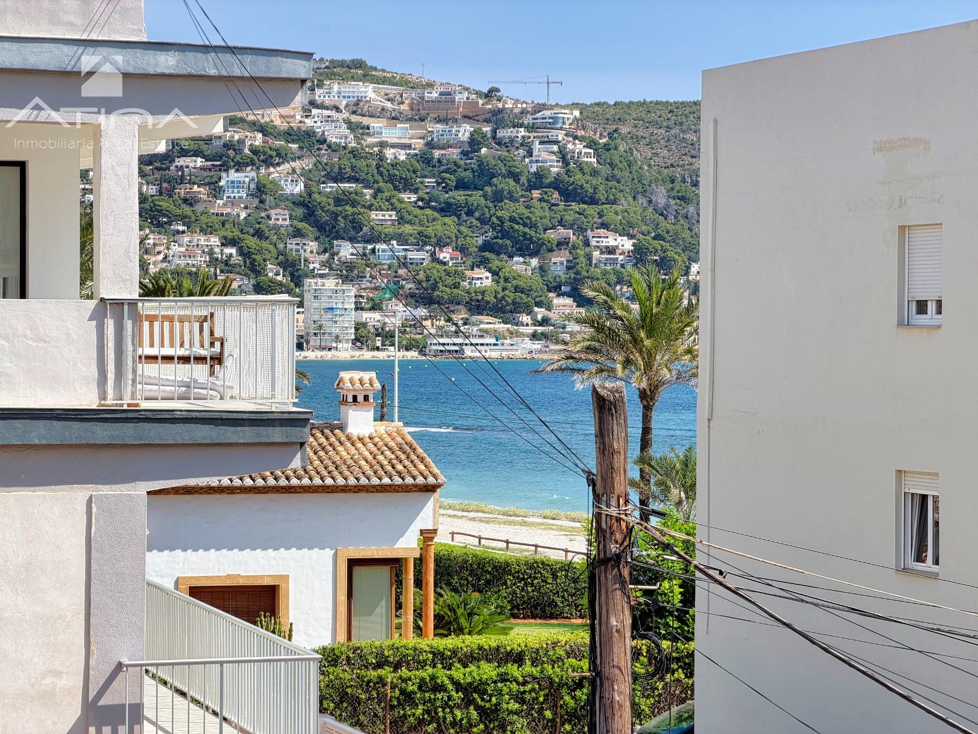 Apartamento reformado en 1ª línea de playa en Jávea Montañar I