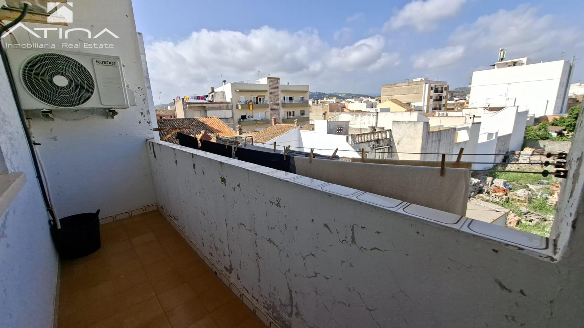 Piso en venta en Piles pueblo de 3 habitaciones con aire acondicionado y a solo 700 metros de la playa.