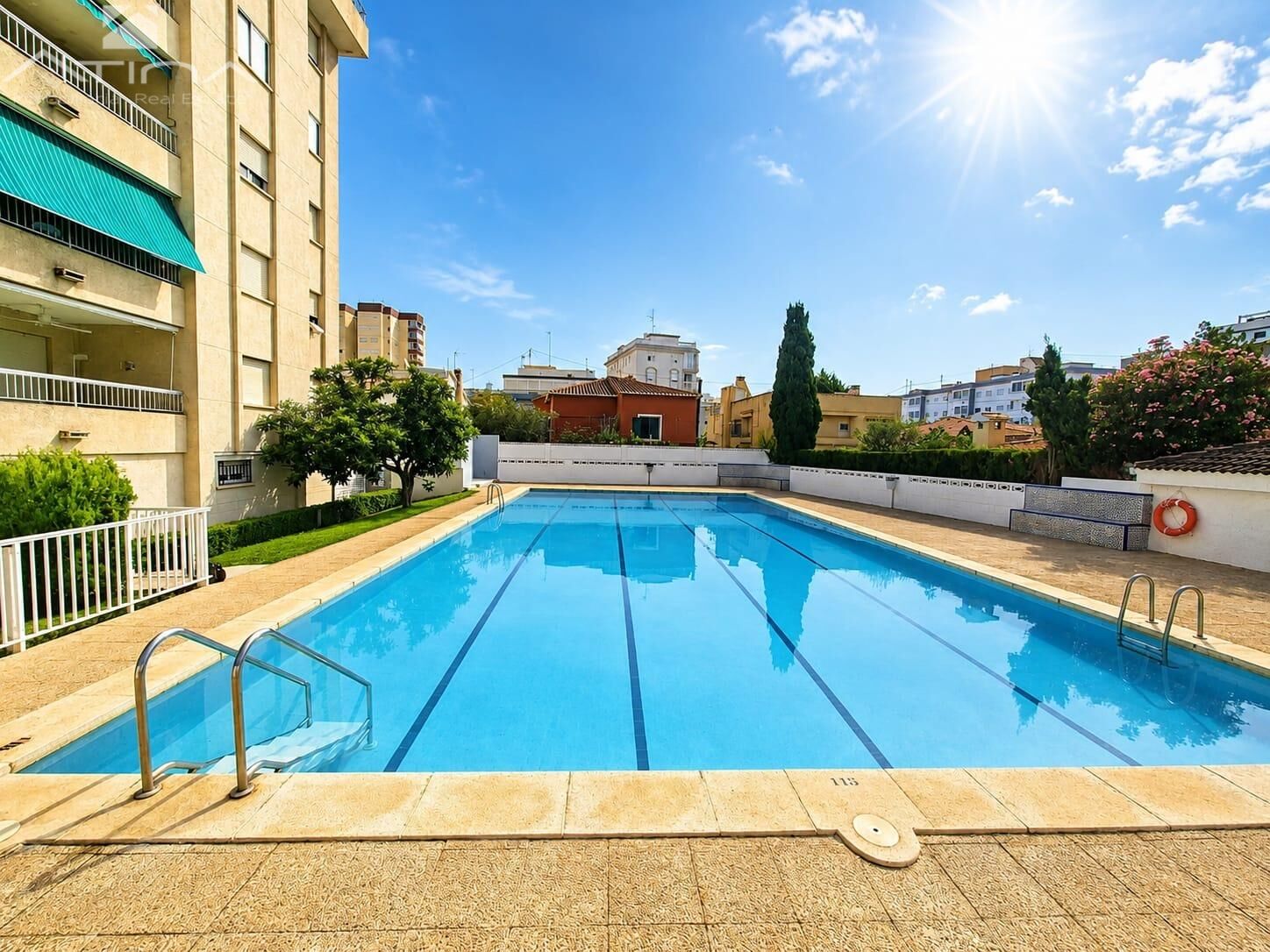 Apartamento amueblado en venta en Playa de Gandía con piscina