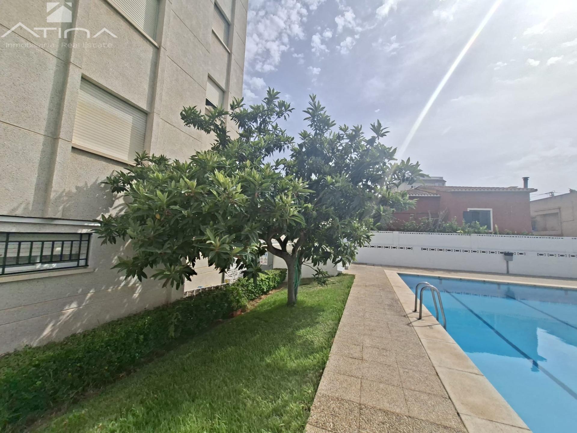 Apartamento amueblado en venta en Playa de Gandía con piscina