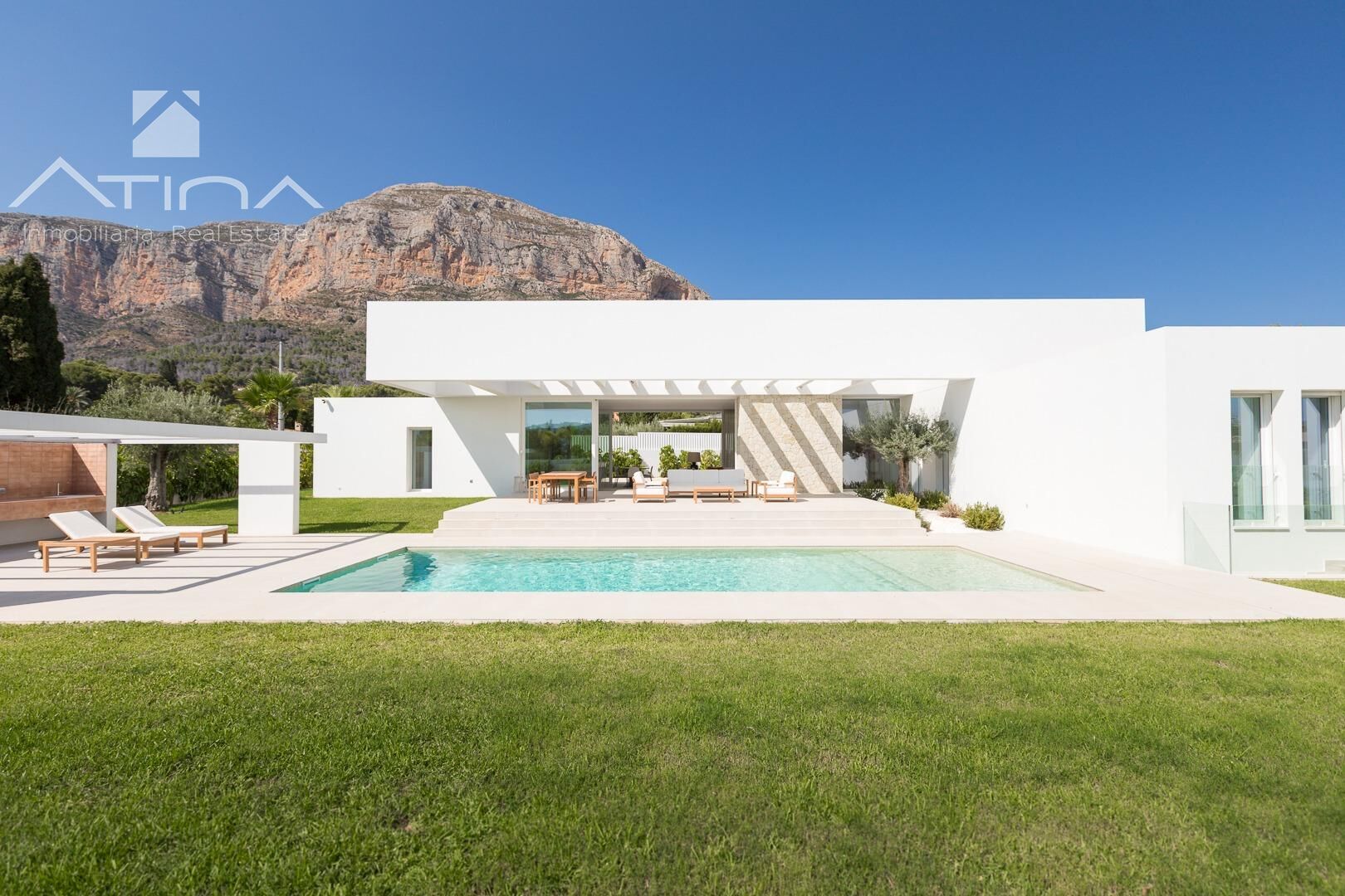 Villa de obra nueva de una sola planta con vistas al Montgó