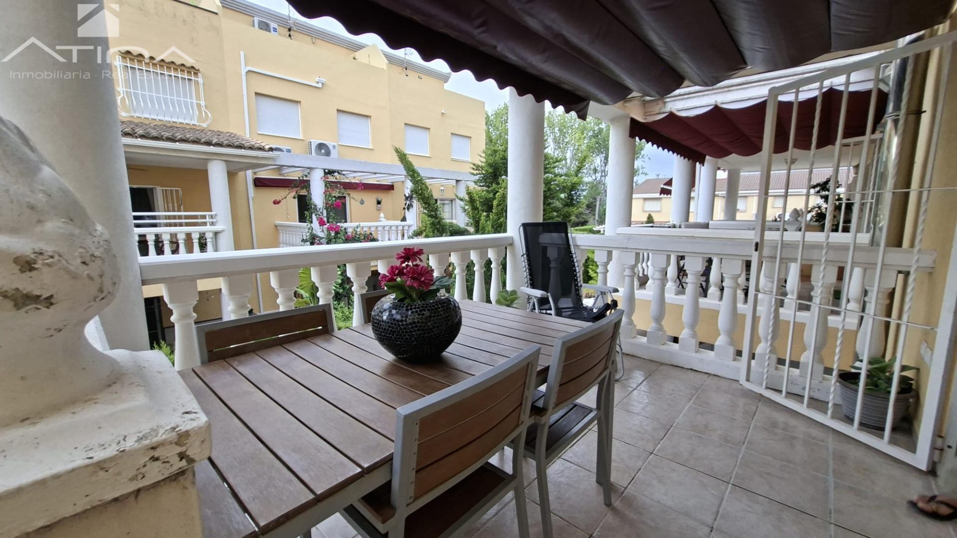 Adosado en venta en Playa de Daimús a 500 m del mar con 3 habitaciones y buhardilla