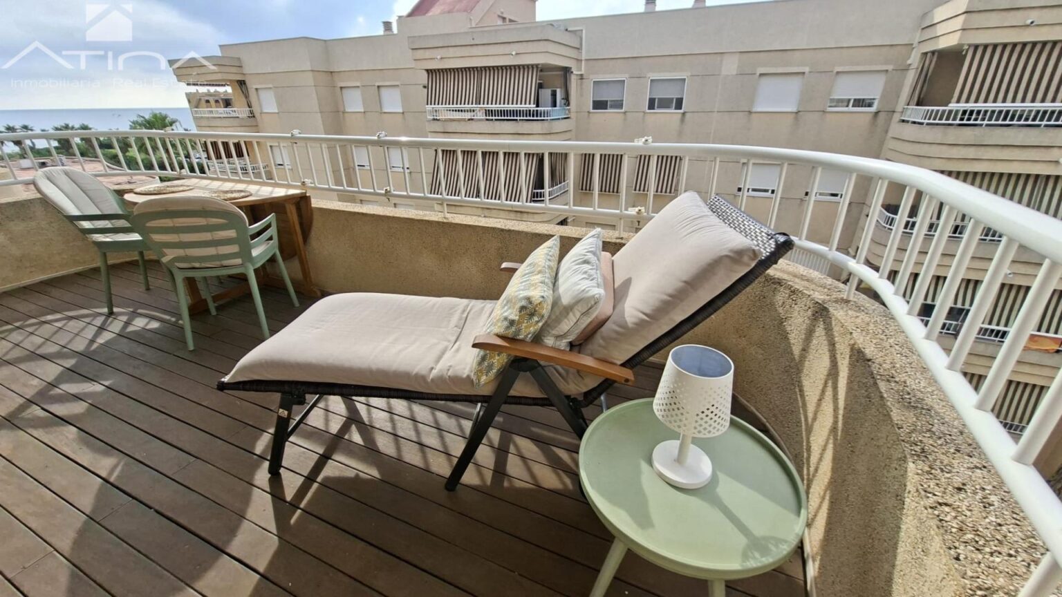 Apartamento en venta en Playa de Daimús con piscina y vistas al mar