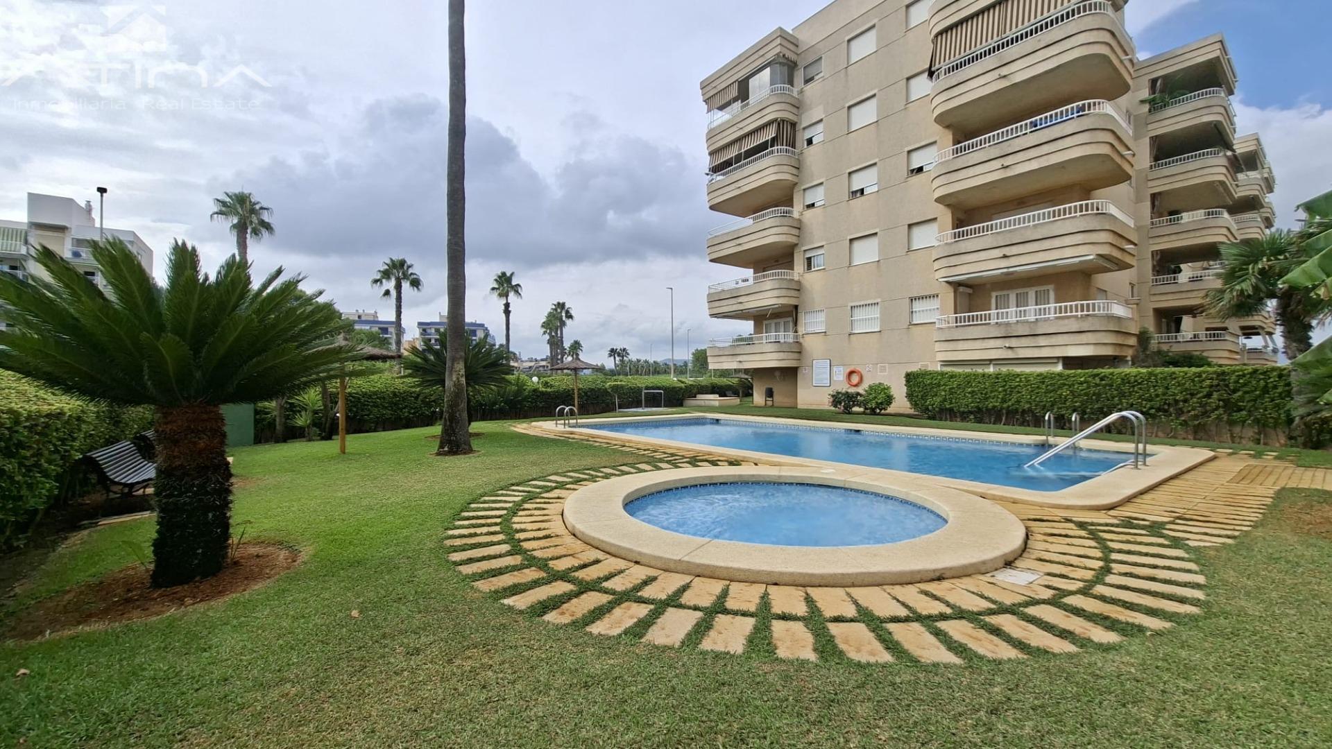 Apartamento en venta en Playa de Daimús con piscina y vistas al mar