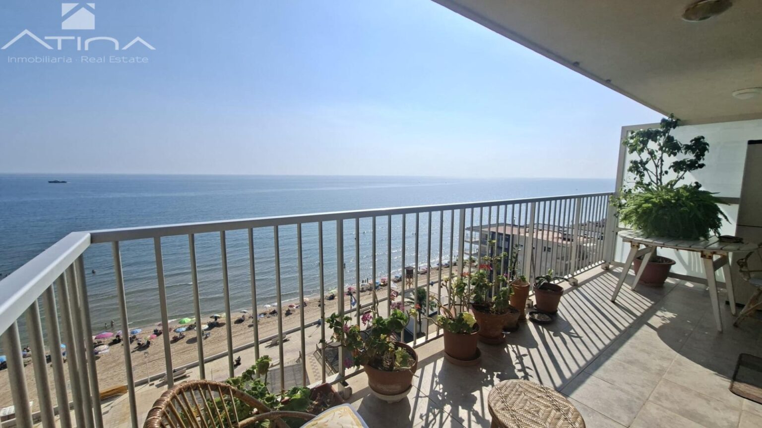 Apartamento en primera línea de playa en Bellreguard con vistas al mar