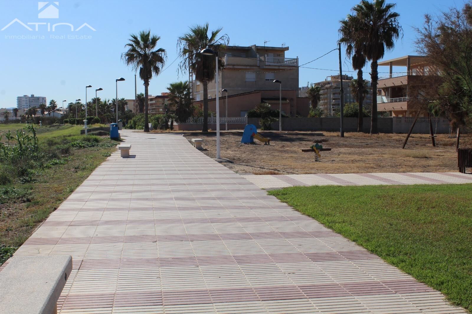 Apartamento en venta en Playa de Daimús a 150 m del mar con piscina comunitaria