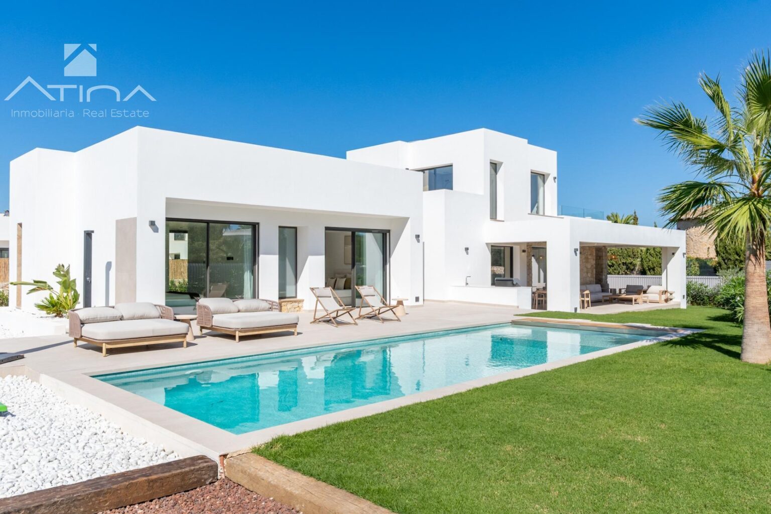 Impresionante villa de lujo de nueva construcción situada en la encantadora localidad de Jávea.