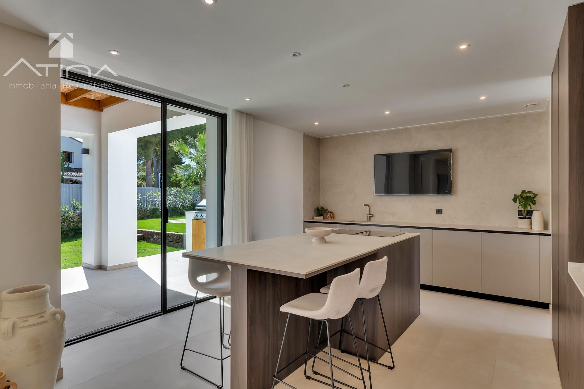 Impresionante villa de lujo de nueva construcción situada en la encantadora localidad de Jávea.