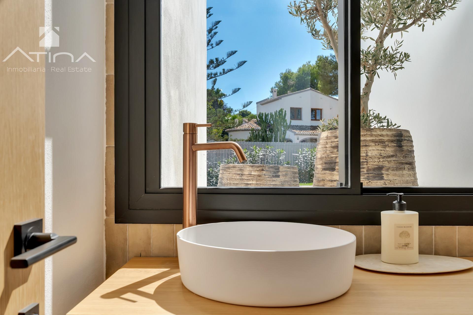 Impresionante villa de lujo de nueva construcción situada en la encantadora localidad de Jávea.