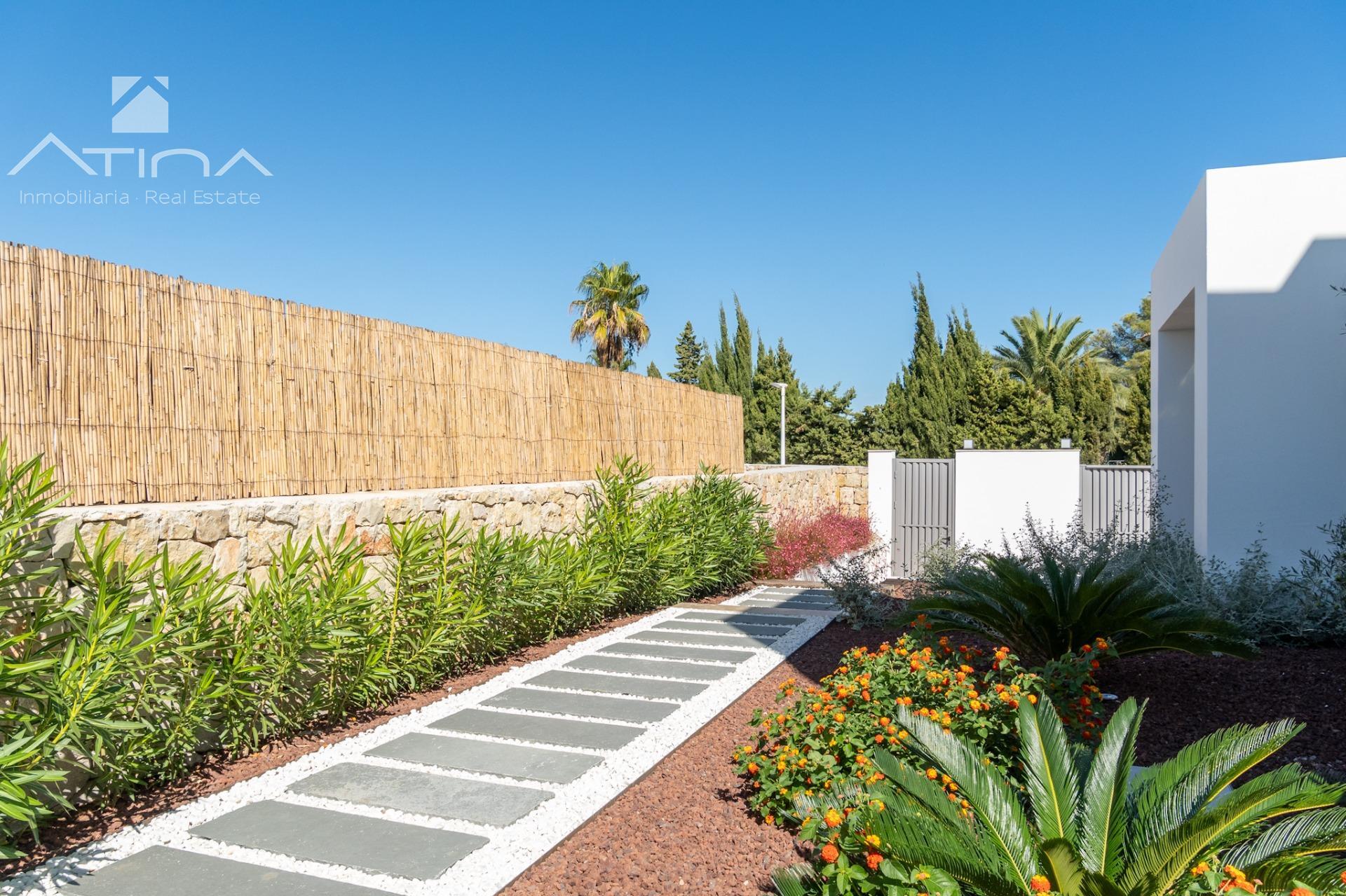 Impresionante villa de lujo de nueva construcción situada en la encantadora localidad de Jávea.