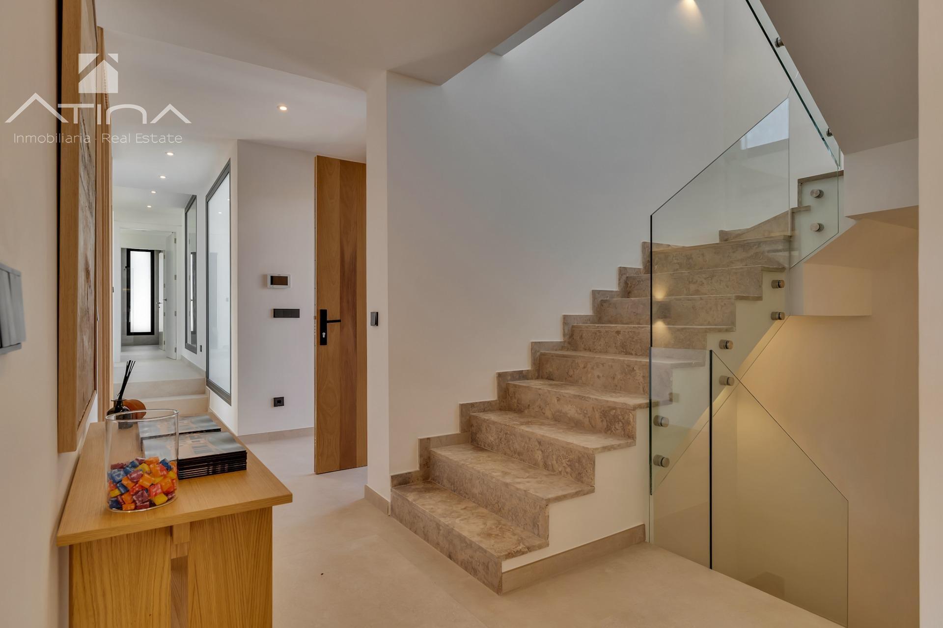 Impresionante villa de lujo de nueva construcción situada en la encantadora localidad de Jávea.