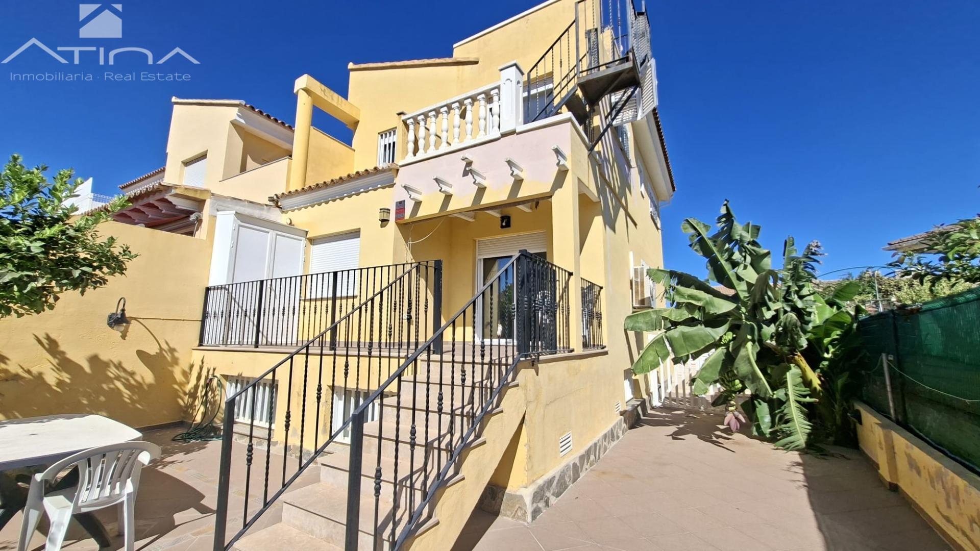 Semi-detached townhouse with a private pool in Playa de Daimús, 600 meters from the ocean | 4 bedrooms and a covered garage