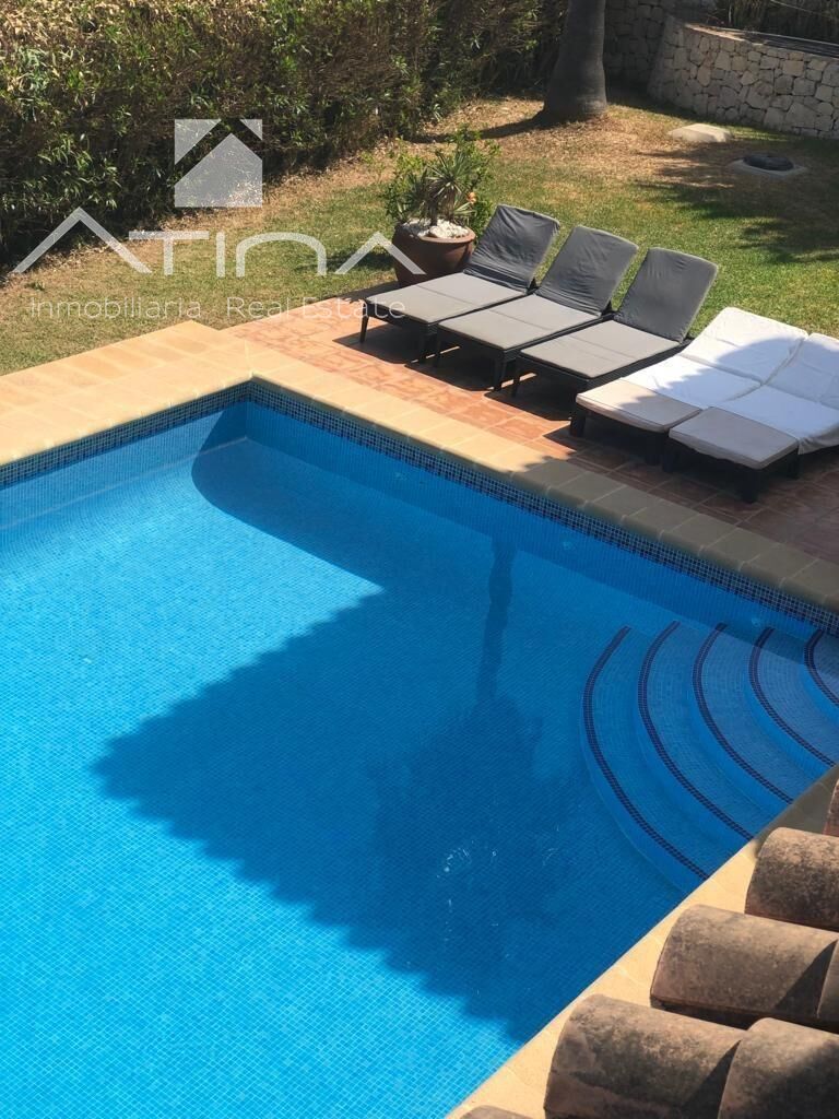 jardín mediterráneo y zona de barbacoa