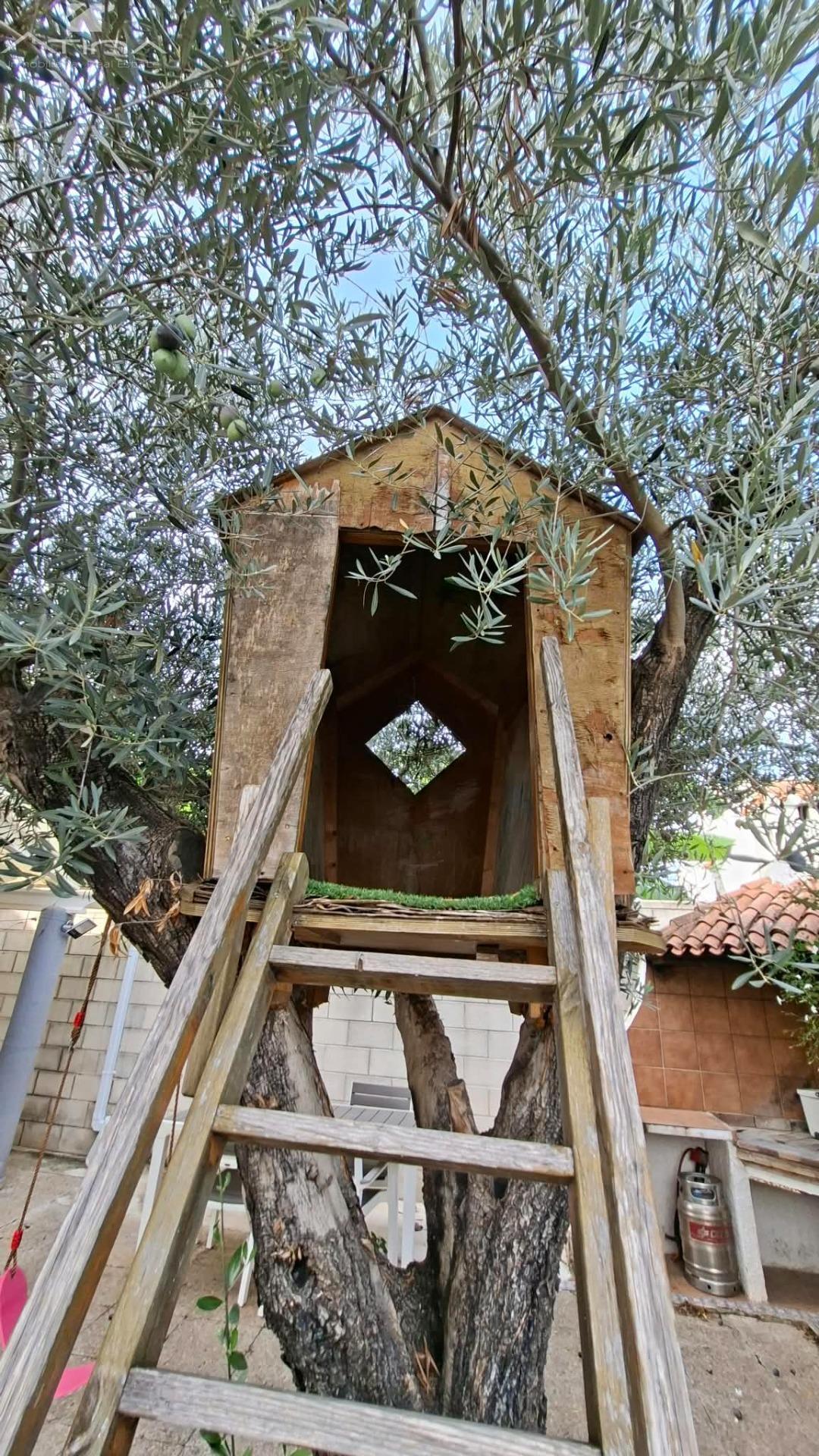 chimenea y garaje para varios coches.