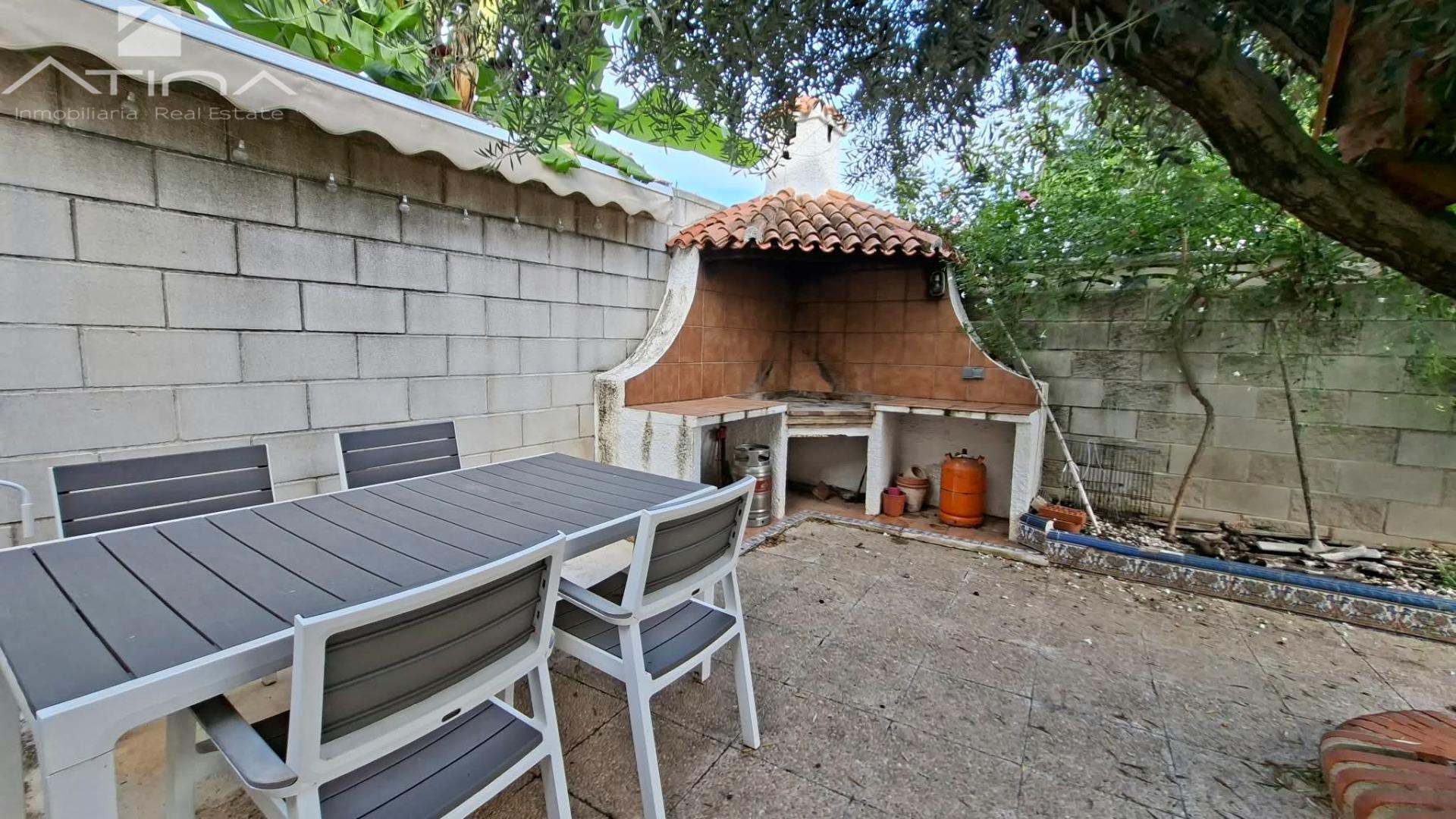 chimenea y garaje para varios coches.